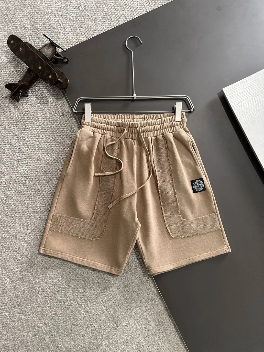 🅿️330 shipped next day, high quality Stone lsland/stone island 2025 spring and summer new style casual solid color loose shorts with elastic band, two needle stitches at the hem of the trousers, fine and firm stitching, custom-made fabrics at the counter, high breathability and comfort, impeccable details, brand element design concept, reflecting high quality. It feels delicate and soft! It presents a casual cut and the upper body shape is great! Size: S-XXL